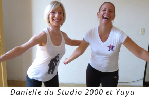 Danielle professeure à Studio 2000 qui partage un moment de bonheur en dansant la salsa avec Yuyu